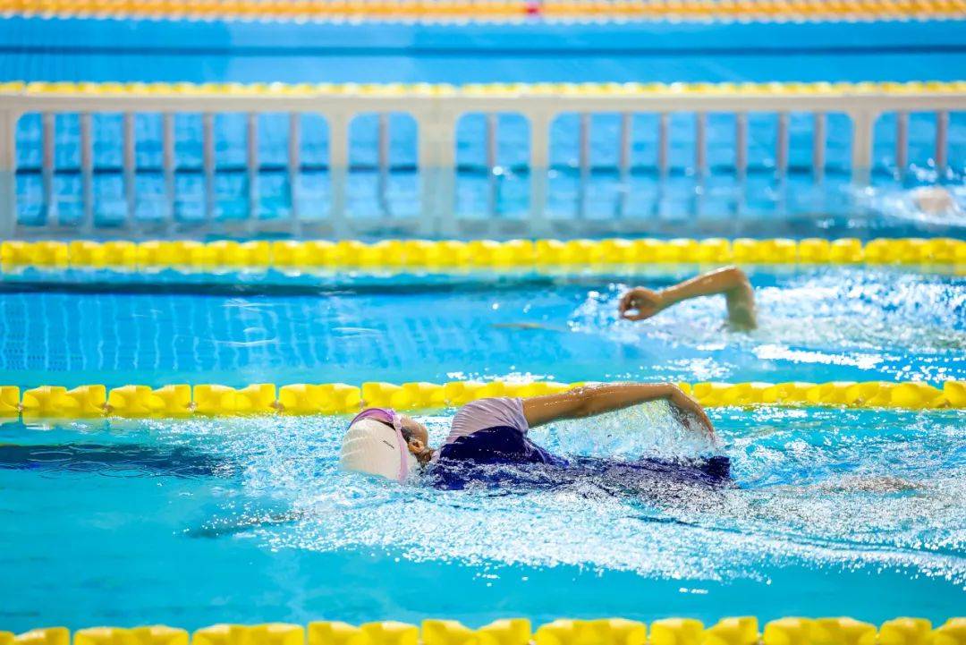 包含游泳赛场外一幕惊现选手感人背后故事的词条