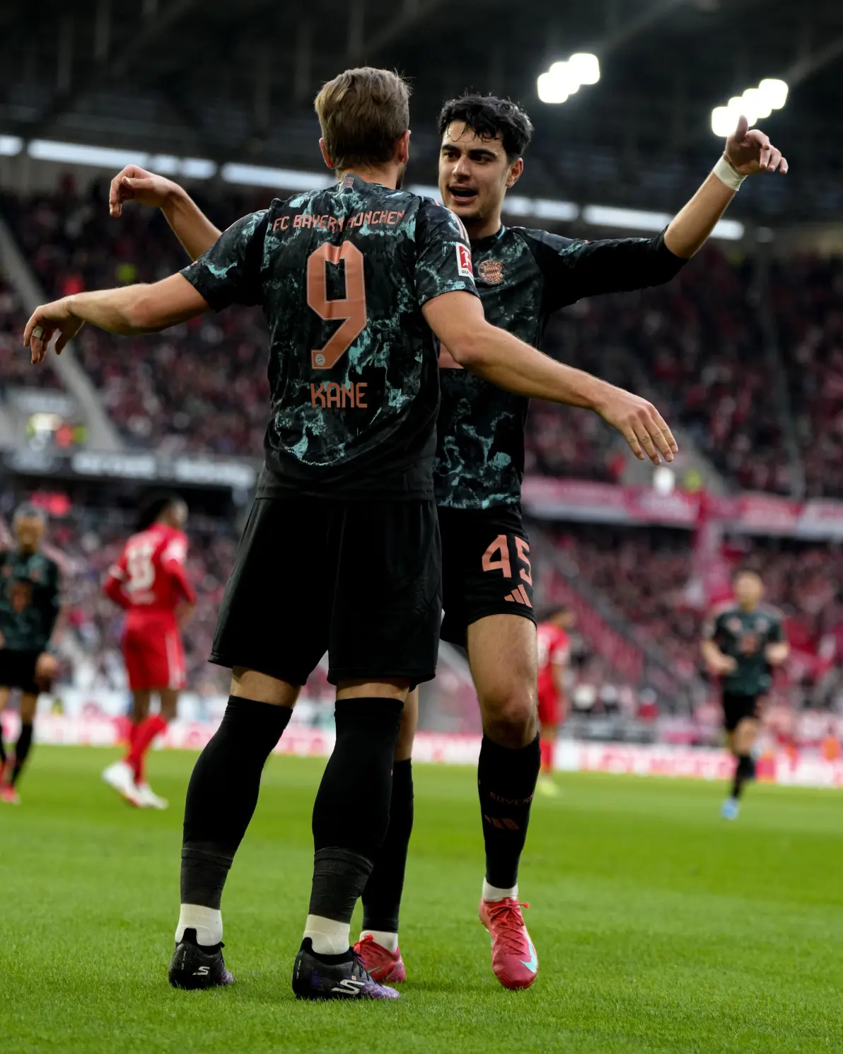 关于弗赖堡竭尽全力，最终逼平对手的信息