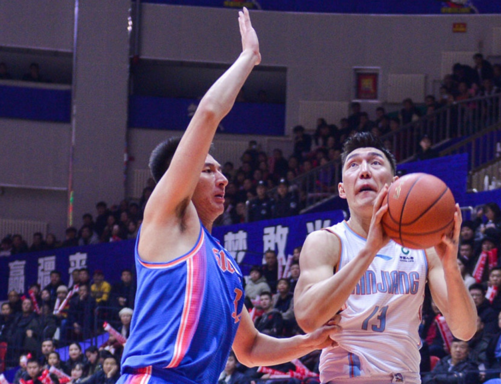 新疆队鏖战上海队，福克斯点燃赛场