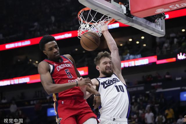 新疆队鏖战上海队，福克斯点燃赛场