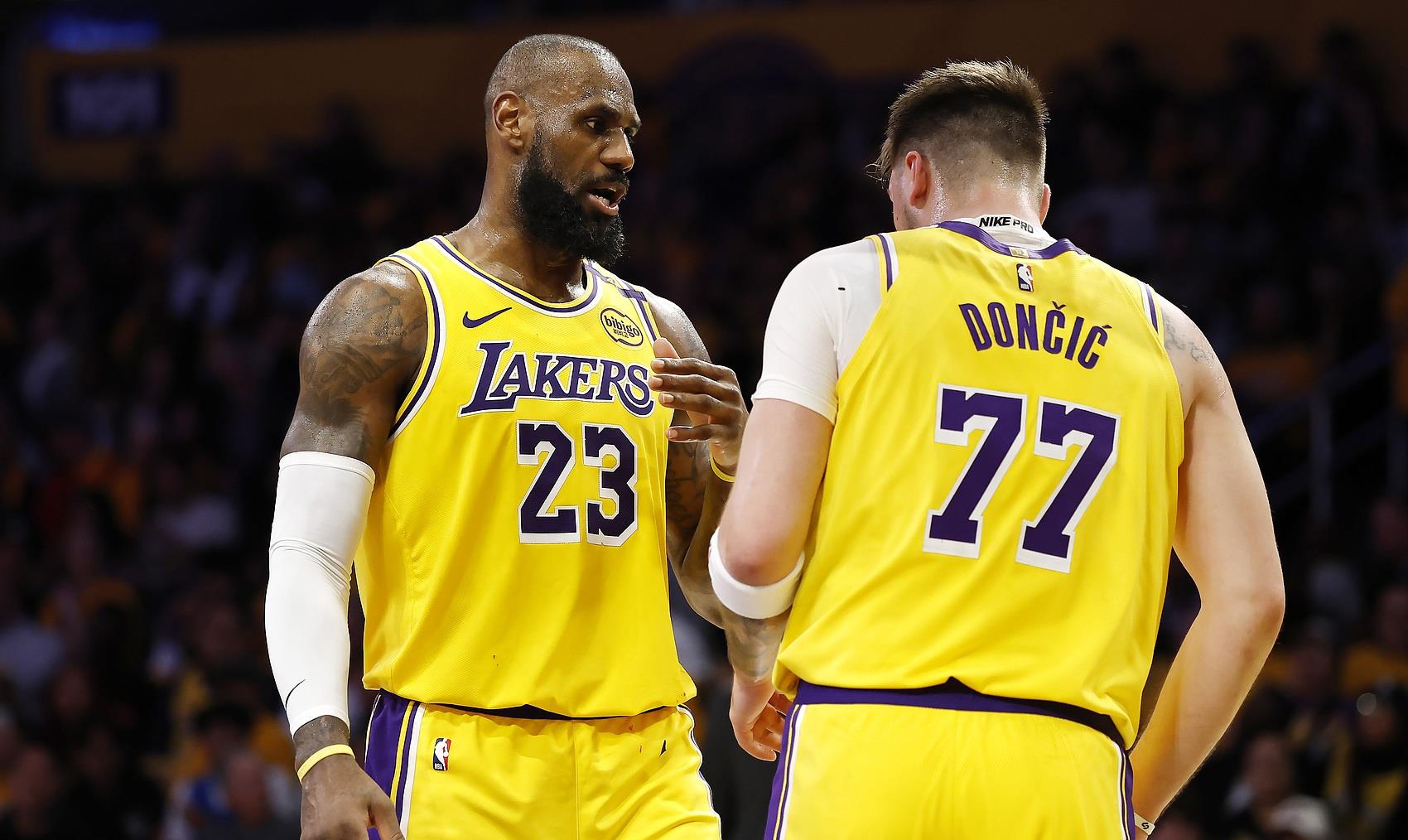 湖人全队表现出色,轻取马刺 湖人全队表现出色,轻取马刺